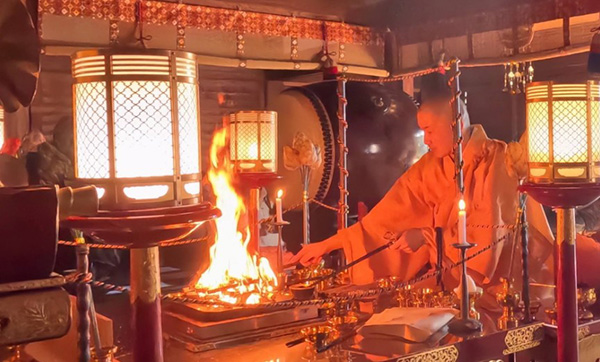 護摩祈祷風景-護摩の火