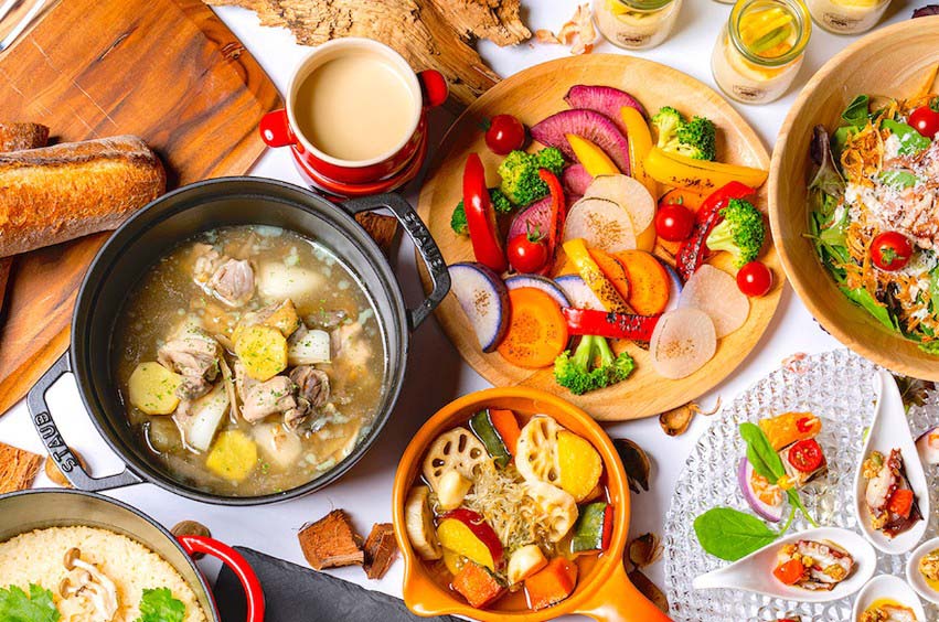 瀬⼾内海が育んだ豊かな海の幸や、⾹川県の温暖な気候に育まれた⼭の幸を活かしたお料理