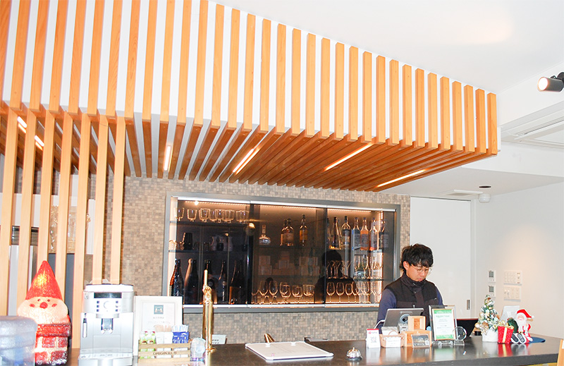 BAR。夜には、フロントスペースがBARに様変わり。