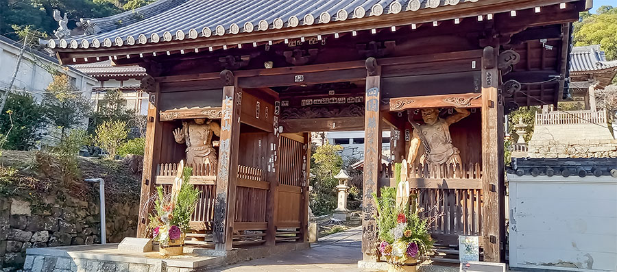 神恵院・観音寺の入り口門である山門