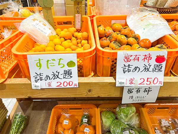 契約農家の皆さんが丹精込めた新鮮な野菜や地元農業高校の生徒たちが育てた花卉類などを販売しています。