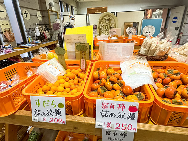 契約農家の皆さんが丹精込めた新鮮な野菜や地元農業高校の生徒たちが育てた花卉類などを販売しています。