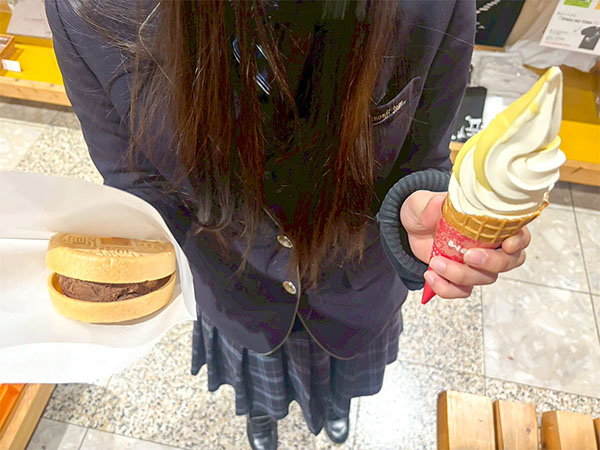 銭形アイスもなかとソフトクリーム