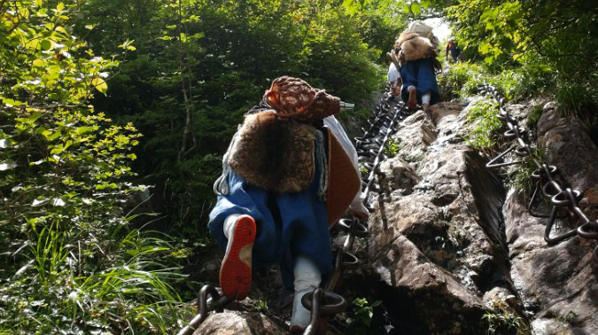 修行で石鎚山を鎖で登る