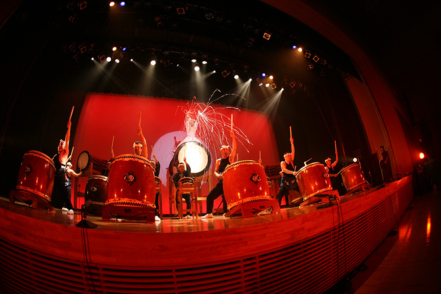 迫力満点の大野原龗王太鼓の演奏