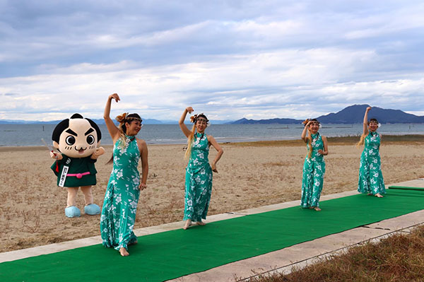 地元のフラダンスチームがリゾート気分を盛り上げてくれます