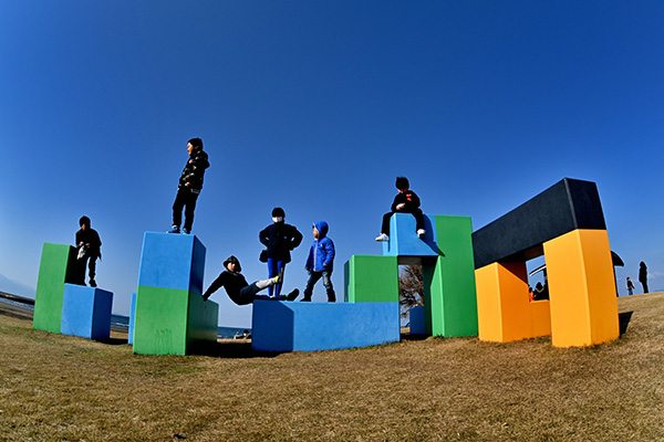 イサム・ノグチさんデザインのカラフルでおしゃれな遊具彫刻