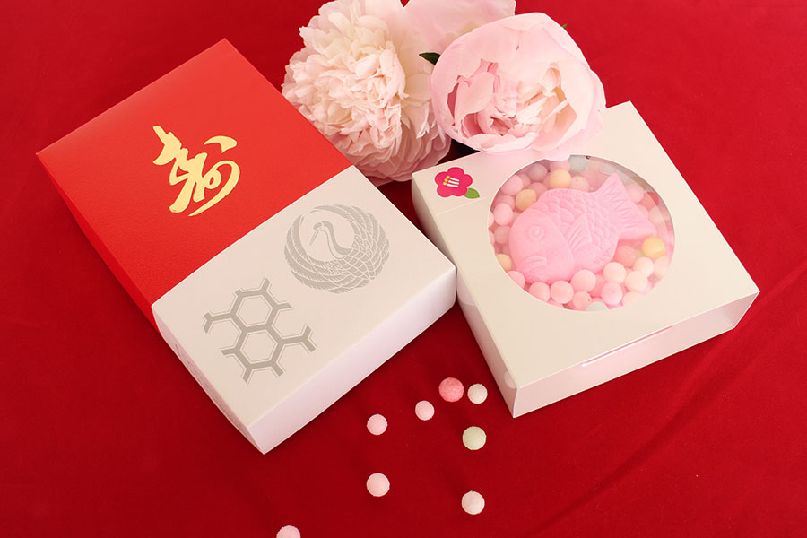 紅白箱入りおいりと紅白カラカラ鯛